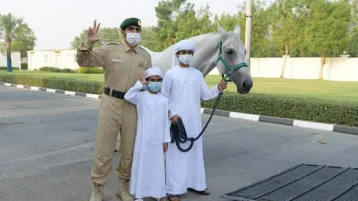 土豪操作！迪拜11岁学霸想要一匹马，迪拜警方就送了一匹马给他